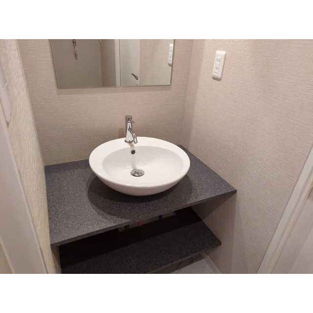 ちょこんとしたボウルの洗面台です。