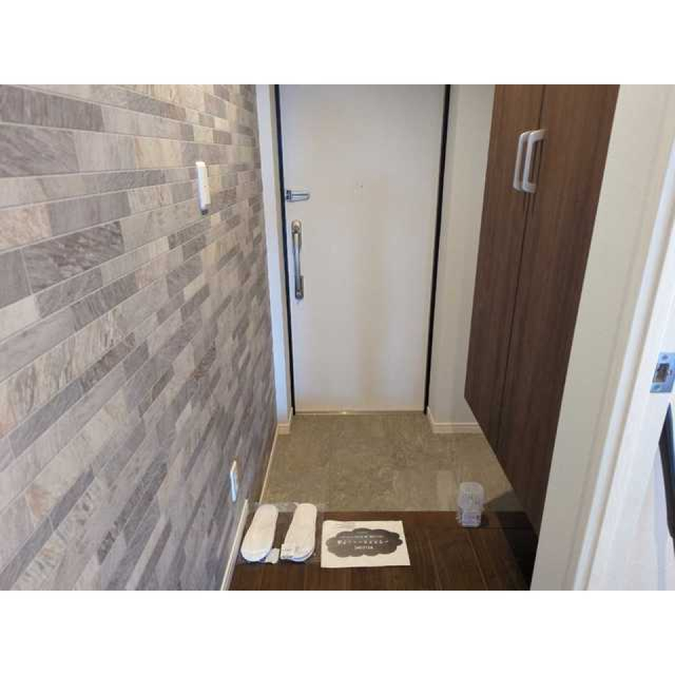 玄関からおしゃれな壁が続いています。