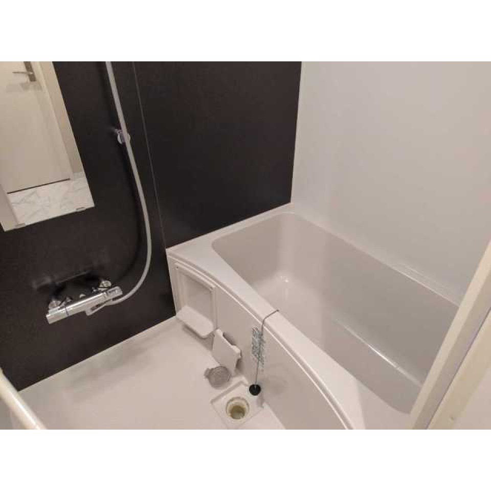 浴室のパネルがダークで落ち着いた雰囲気になっていますね。