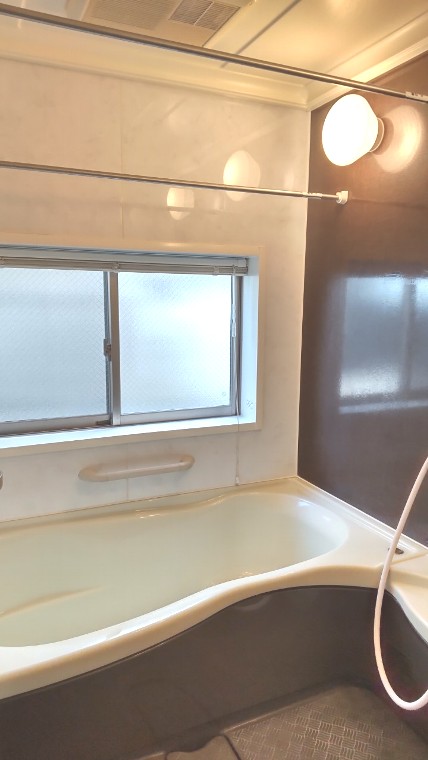 光が入る浴室。