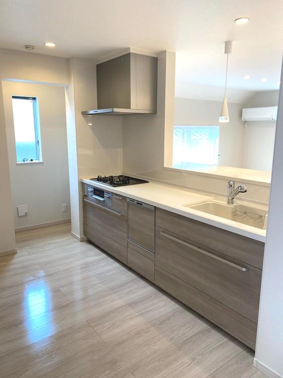 ゆとりのあるシステムキッチン。３口コンロが導入されています。