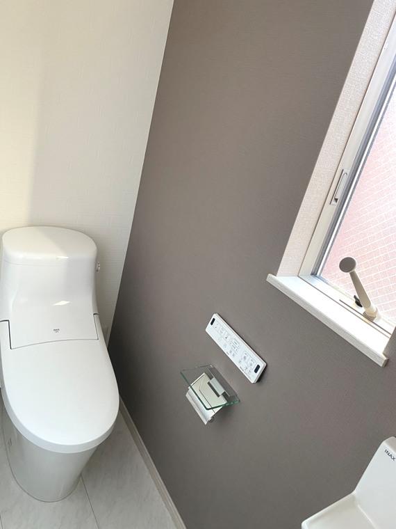 グレーウォールのトイレには窓があるのが嬉しいですね！