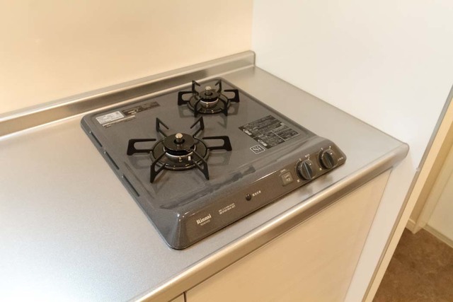 コンロは二口付いています。※写真は同タイプ住戸です。