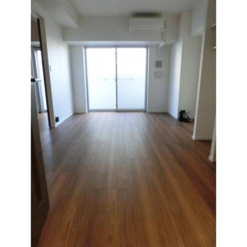 ダークブランな床はナチュラルテイストやシックな雰囲気の合いそう