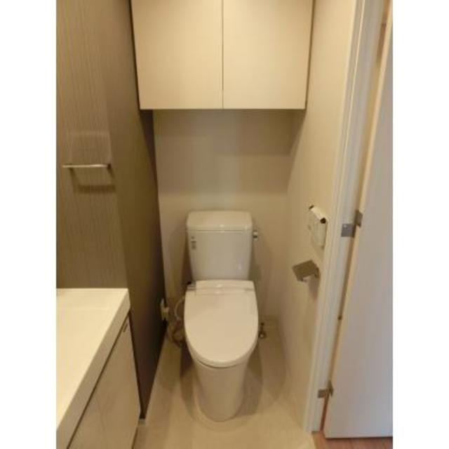 棚があるので掃除用具など整理整頓しやすそうですね※写真は同タイプ住戸です。