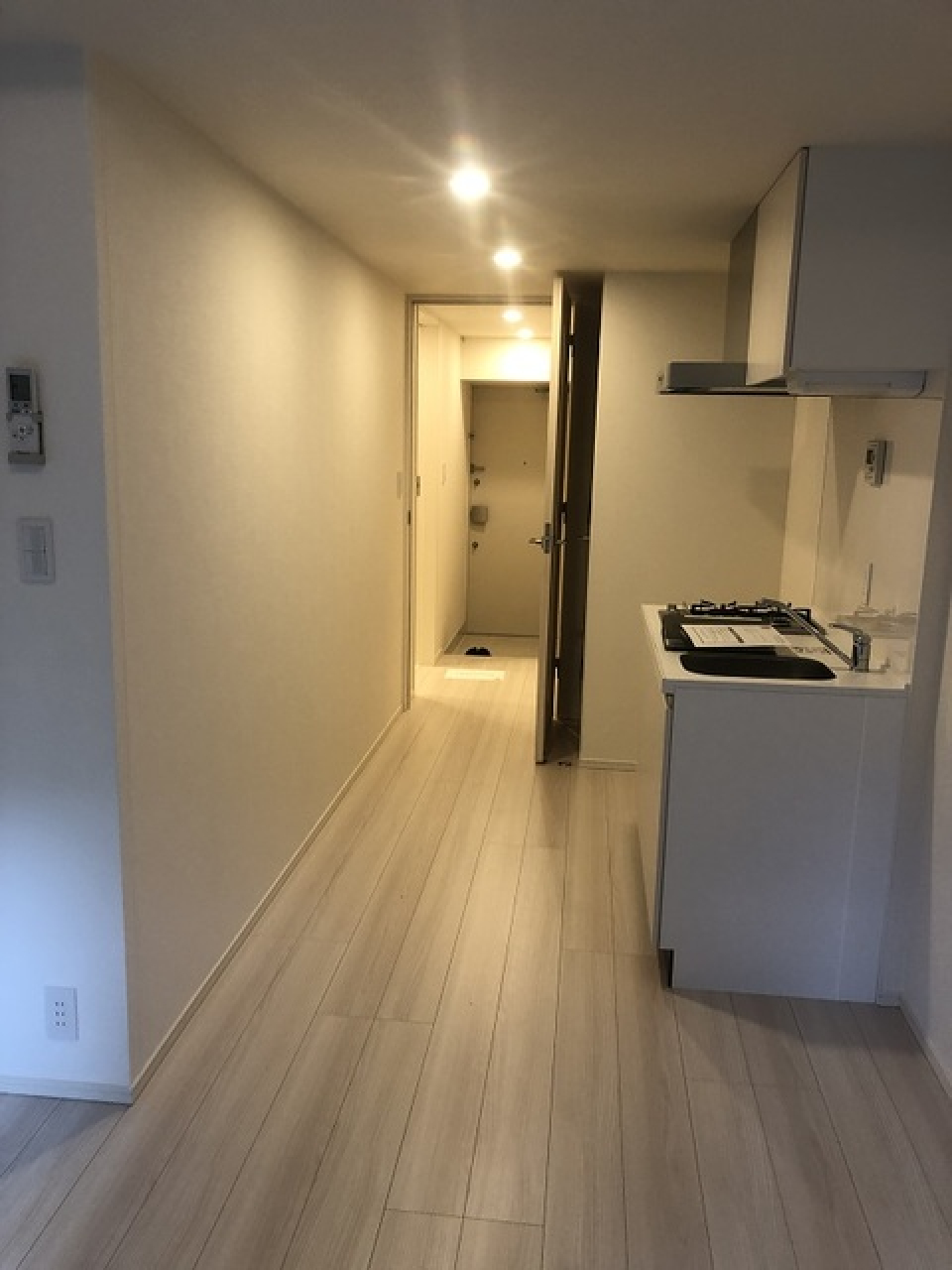 ダウンライトが光るオシャレな一室。