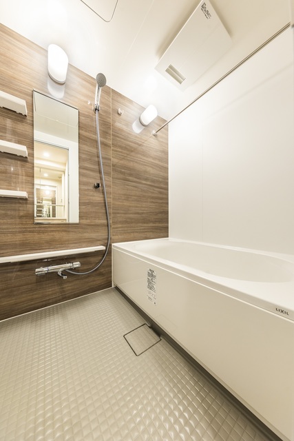 木目調のパネルが導入されている浴室です。※写真は同タイプ住戸です。