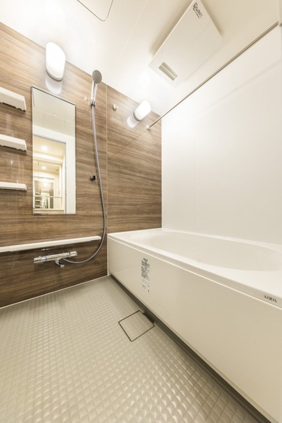 木目調のパネルが導入されている浴室です。※写真は同タイプ住戸です。