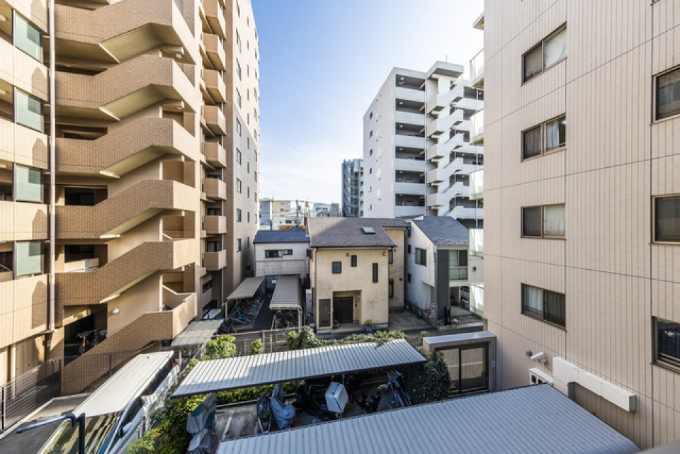 ７階の建物の３階に位置しています。