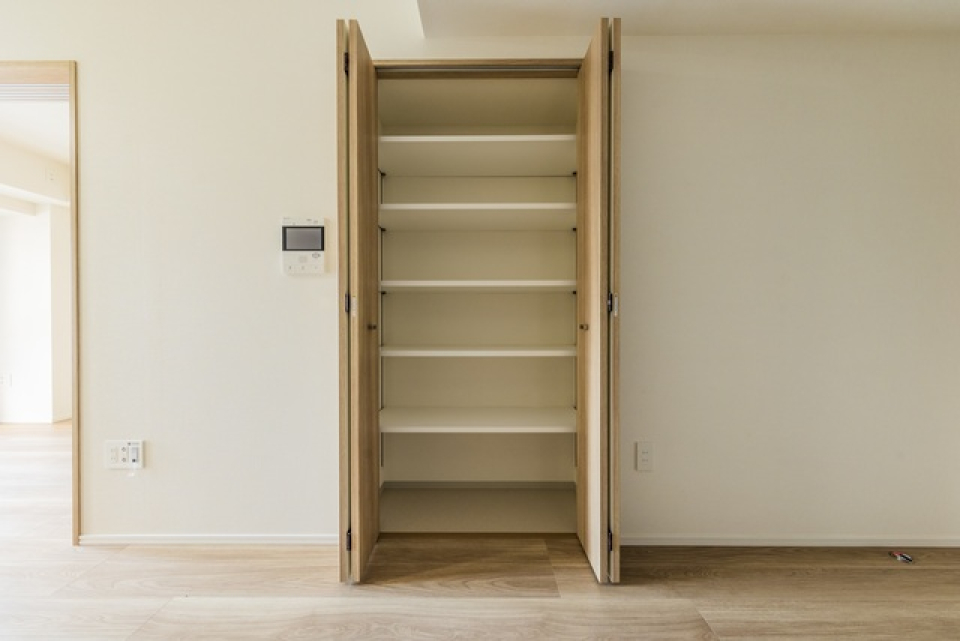収納を開けた時の様子。※写真は同タイプ住戸です。