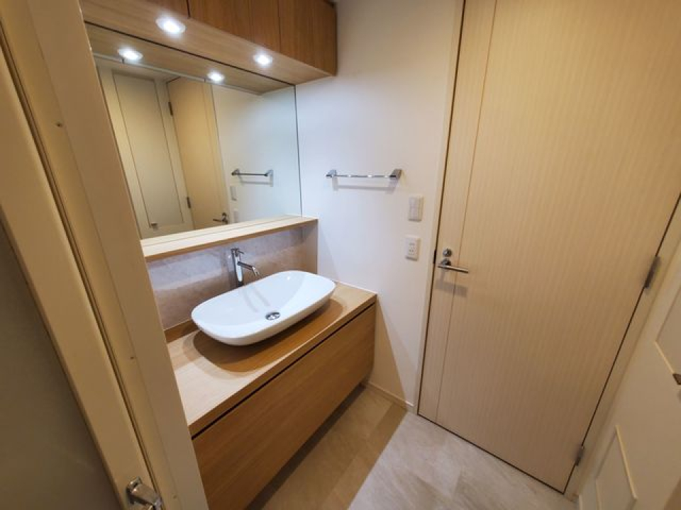 ホテルのような高級感ある洗面室