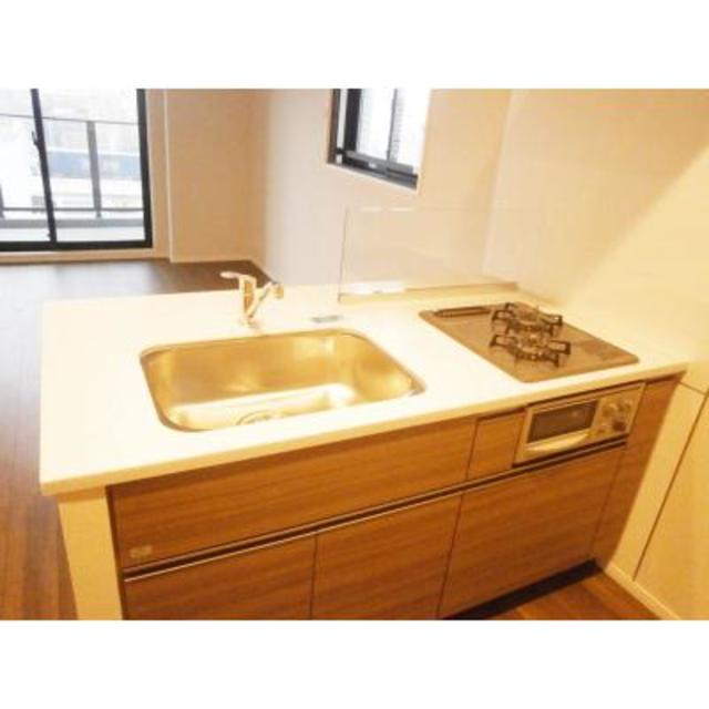 使いやすいシステムキッチン。木目が素敵ですね。※写真は同タイプ住戸です。