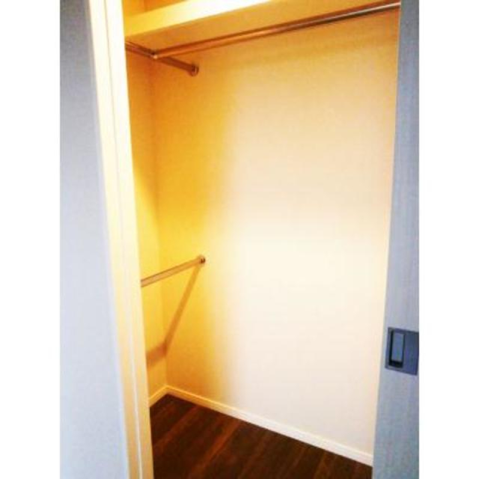 ハンガーパイプ付きのクローゼット。衣服類はここへ。※写真は同タイプ住戸です。