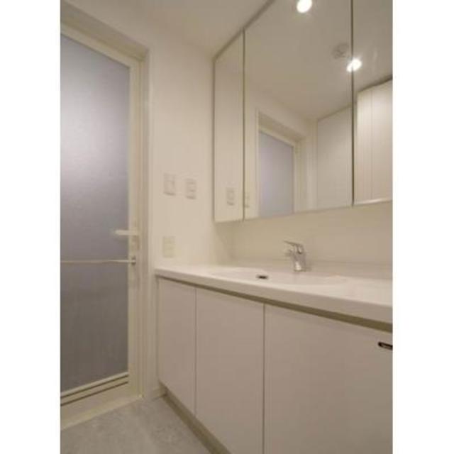 大きな鏡で身支度もるんるん