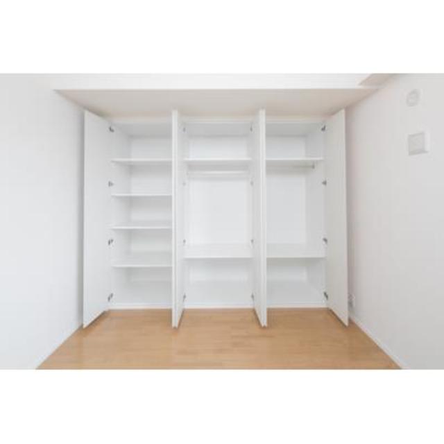 収納を開けた時の様子。※写真は同タイプ住戸です。