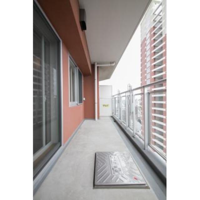 向かいのビルを眺めることが出来ますね！※写真は同タイプ住戸です。