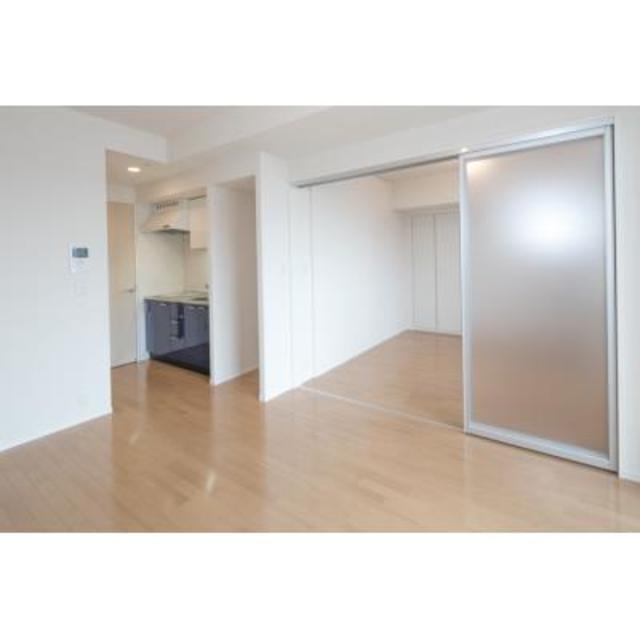 光を感じることが出来る横引の扉です。※写真は同タイプ住戸です。