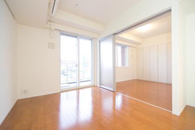 仕切りを広げると広い空間が広がります。※写真は同タイプ住戸です。