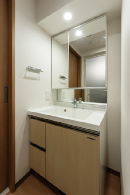 鏡がドン！と大きな洗面台！化粧やヘアセットも2人並んでも出来そうな大きさですね！
※写真は同タイプ住戸です。