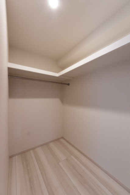 ウォークインクローゼット！
これだけスペースがあれば、怖くない！洋服荷物をたくさん入れられますね。
※写真は同タイプ住戸です。
