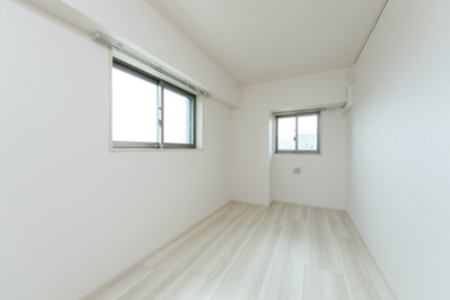 ベッドルームは白を基調としたお部屋なので、開放感溢れたお部屋になっています！
※写真は同タイプ住戸です。