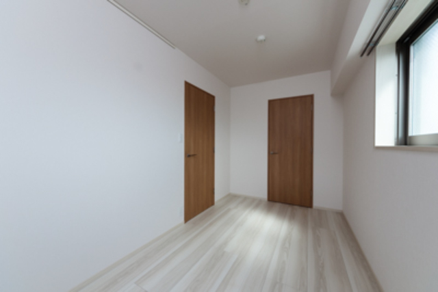 ベッドルーム！片方はリビングへと続く扉。もう片方は・・・。
※写真は同タイプ住戸です。