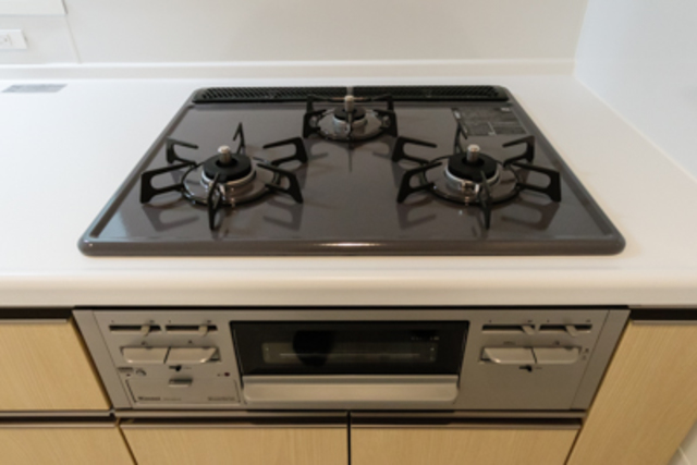 グリル付きシステムキッチン！旬のものを焼いて、季節を感じてみるのもいいかもしれません。

※写真は同タイプ住戸です。