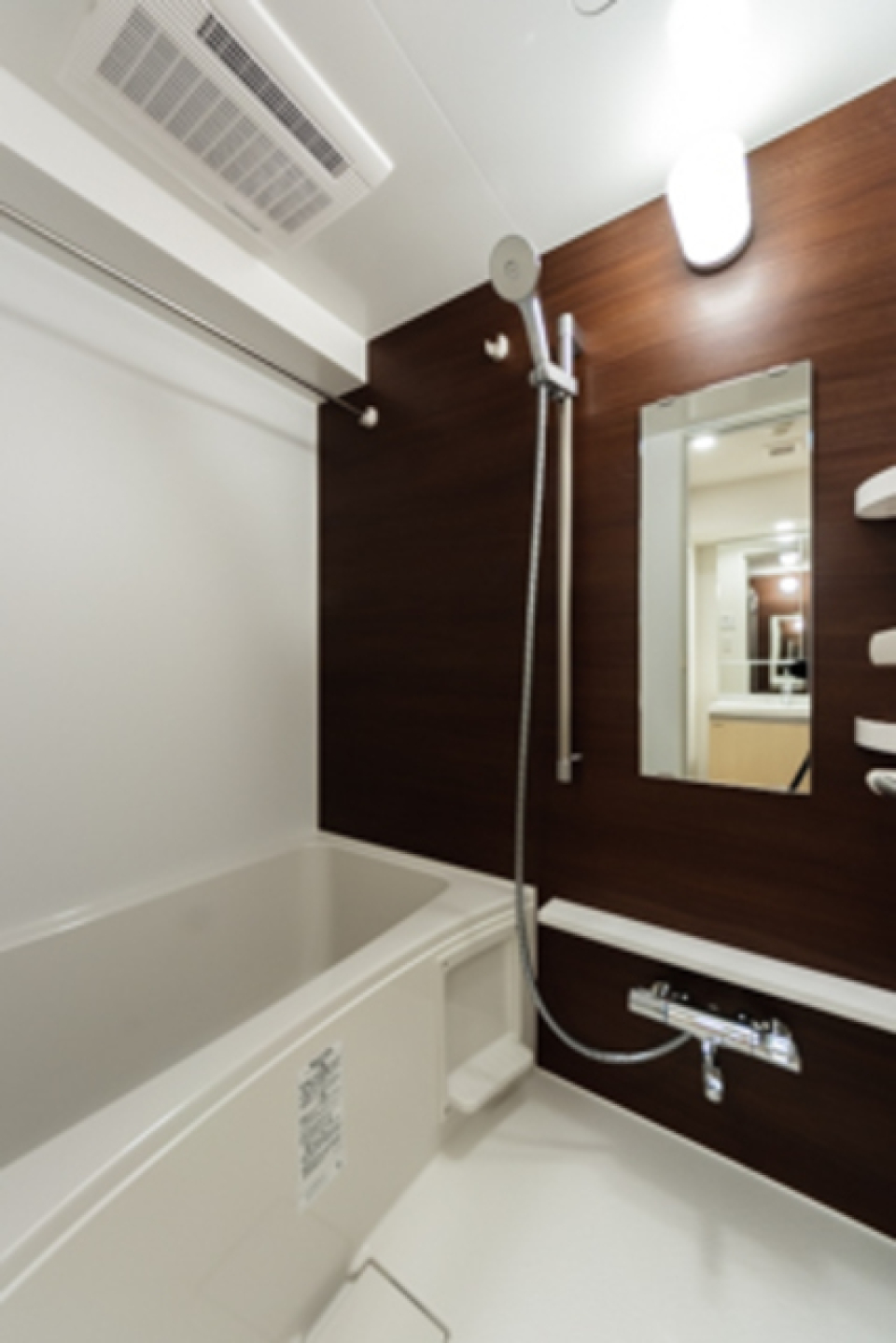 蛇口を捻って、お湯加減調整とはおさらば！追い焚き機能付きお風呂です！
※写真は同タイプ住戸です。