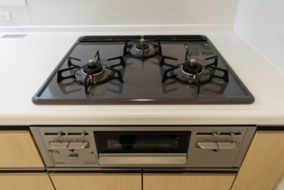 グリル付きシステムキッチン！旬のものを焼いて、季節を感じてみるのもいいかもしれません。

※写真は同タイプ住戸です。