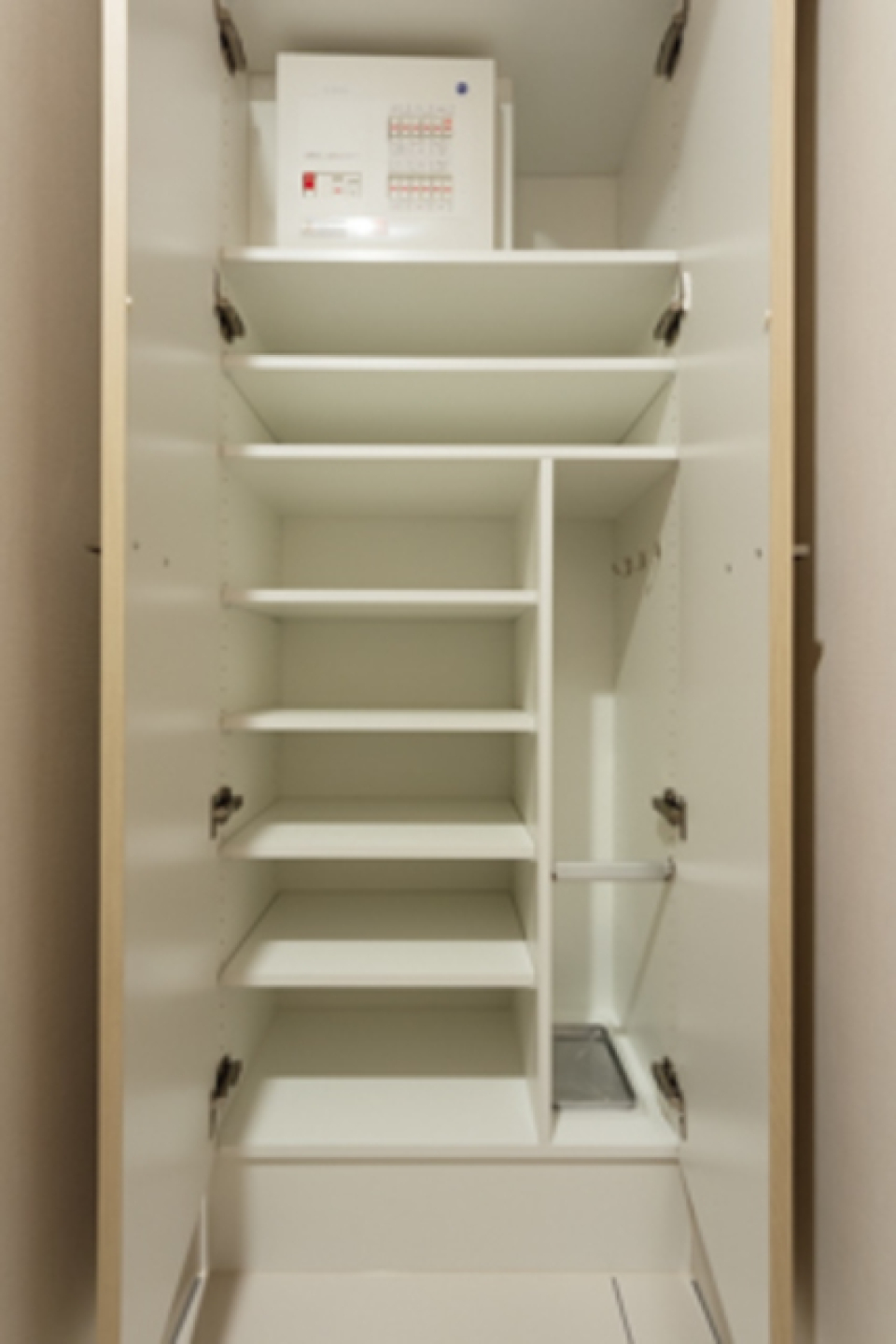 シューズBOX付き！
スニーカーにパンプス、ブーツなども入りそうな大き目のシューズBOXです！
※写真は同タイプ住戸です。