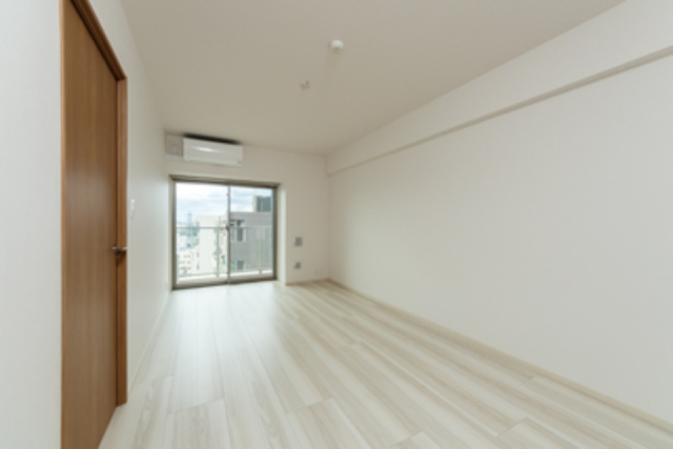 築浅高層階の10.3帖のリビングになります。眺めを楽しめるロマンティックなお部屋です♪
※写真は同タイプ住戸です。