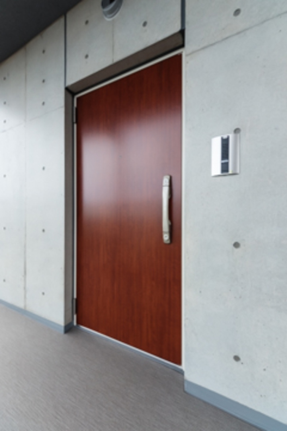 扉カラーも赤！入口から可愛い♪
※写真は同タイプ住戸です。