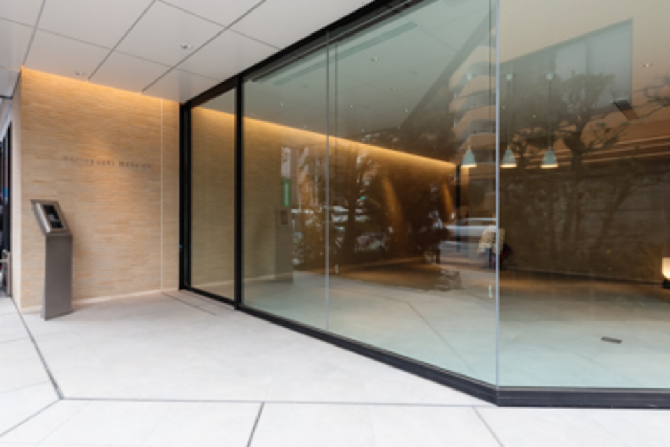 ガラス張りのエントランス