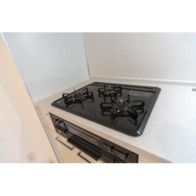コンロは嬉しい三口タイプ※写真は同タイプ住戸です。