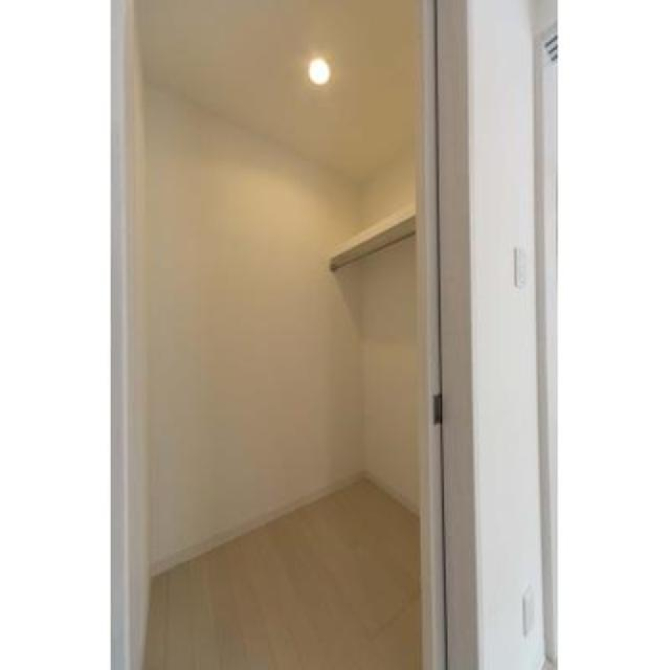 ウォークインクローゼットにたっぷり収納でkきます※写真は同タイプ住戸です。