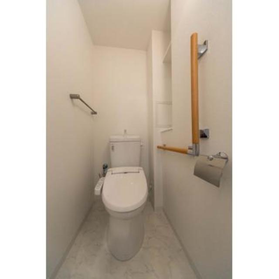 みんなに優しい手すり付きのトイレ※写真は同タイプ住戸です。