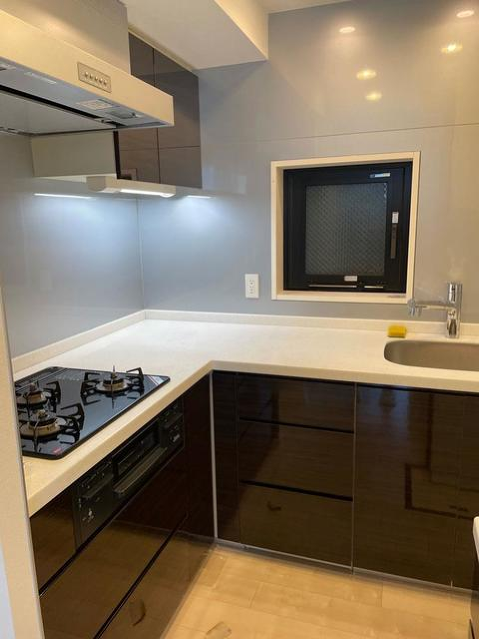 3口のガスコンロが導入されたキッチン。※写真は同タイプ住戸です。