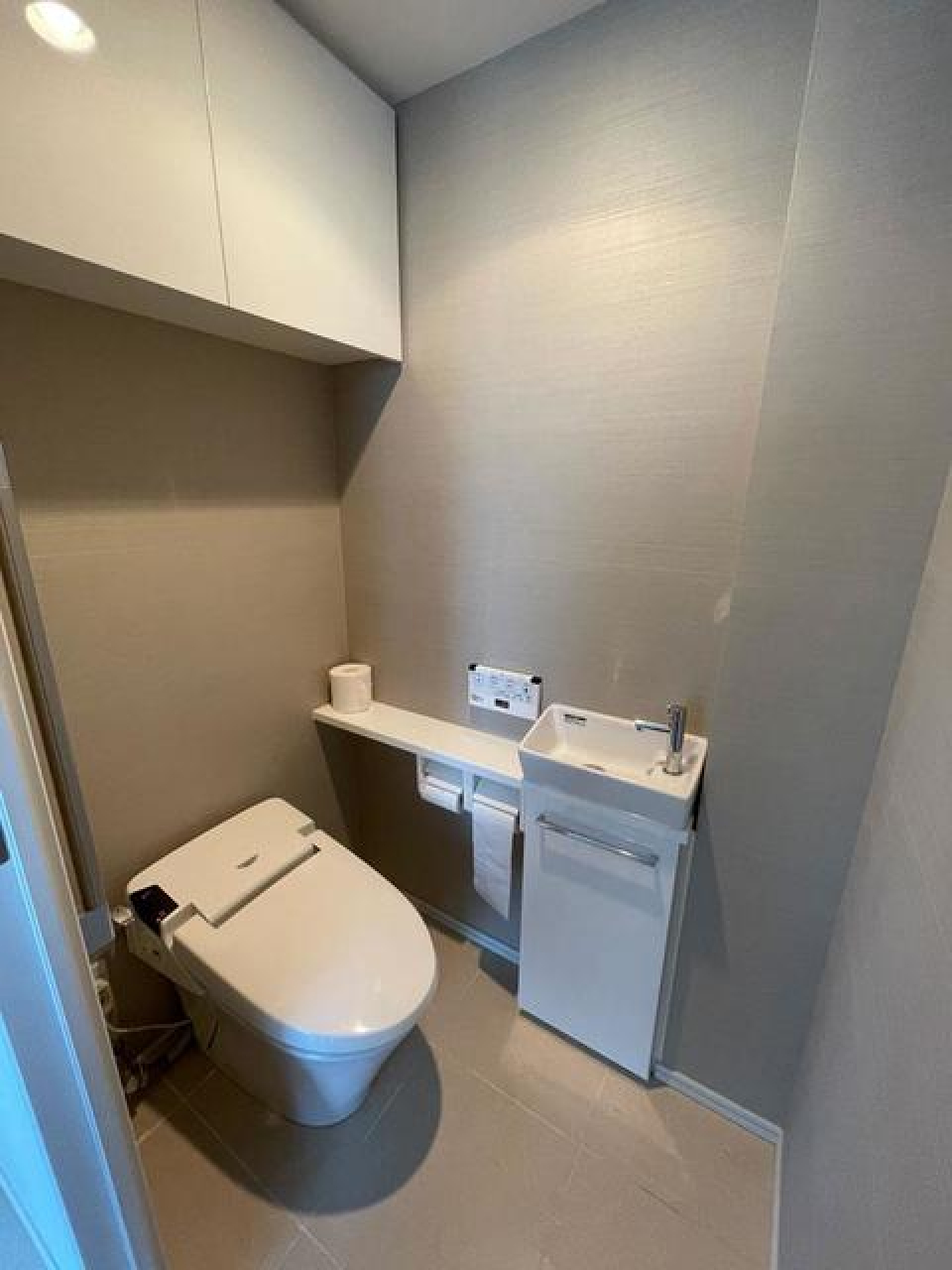 トイレには手を洗うところが嬉しいですね。※写真は同タイプ住戸です。