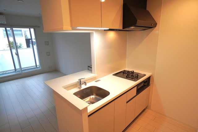 こちらは、リビング横のベッドルーム。リビングから数歩で行けるこのお部屋は、疲れた身体を本当に引きずればたどり着く距離です。
※写真は同タイプ住戸です。