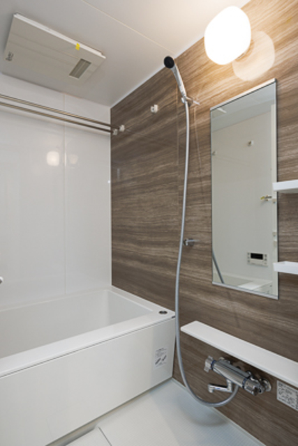 浴室乾燥機付きのオシャレ風呂です。
※写真は同タイプ住戸です。