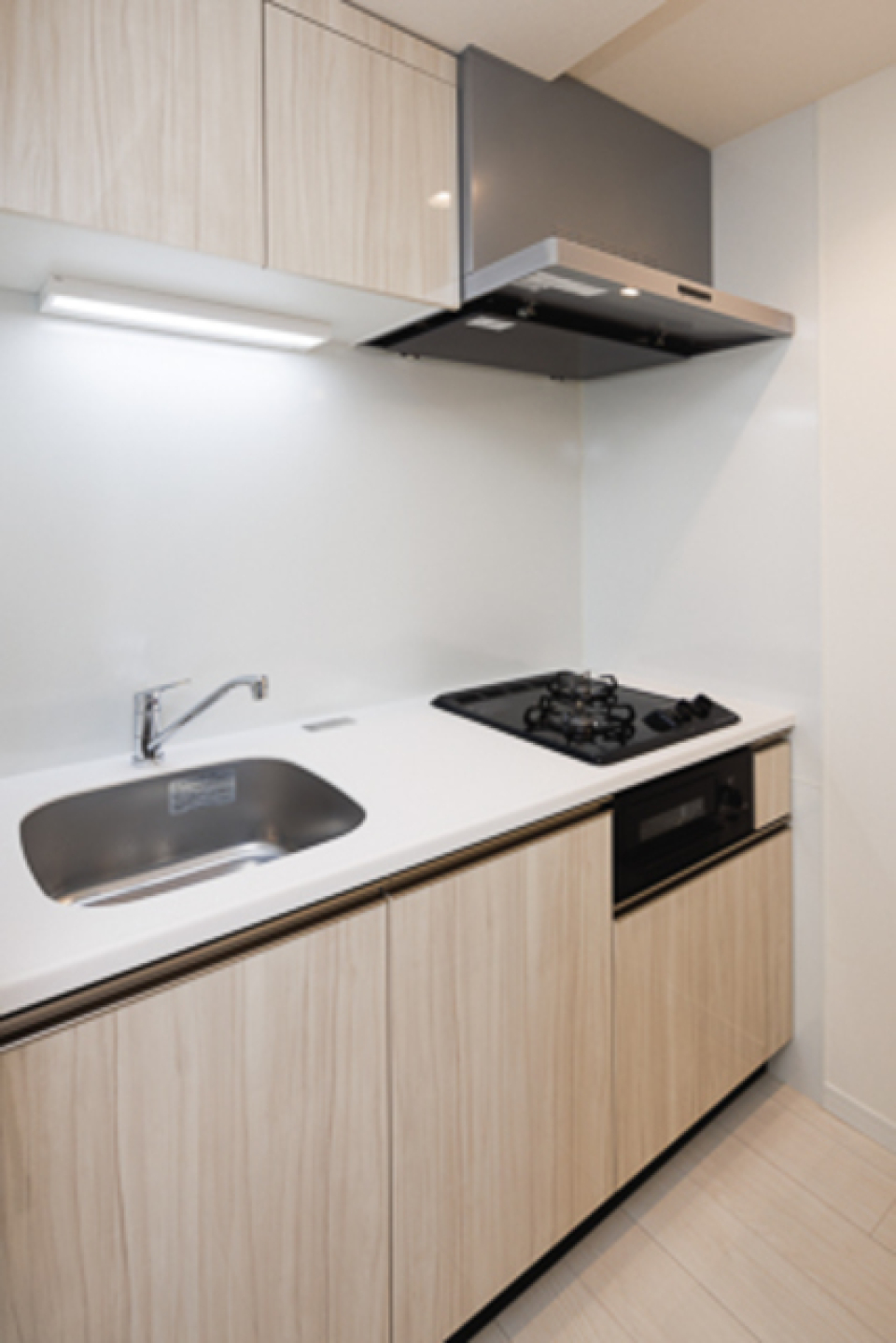 落ち着いたウッドテイストのキッチンはコンパクトでありながら機能的！楽しいお料理タイムを！
※写真は同タイプ住戸です。