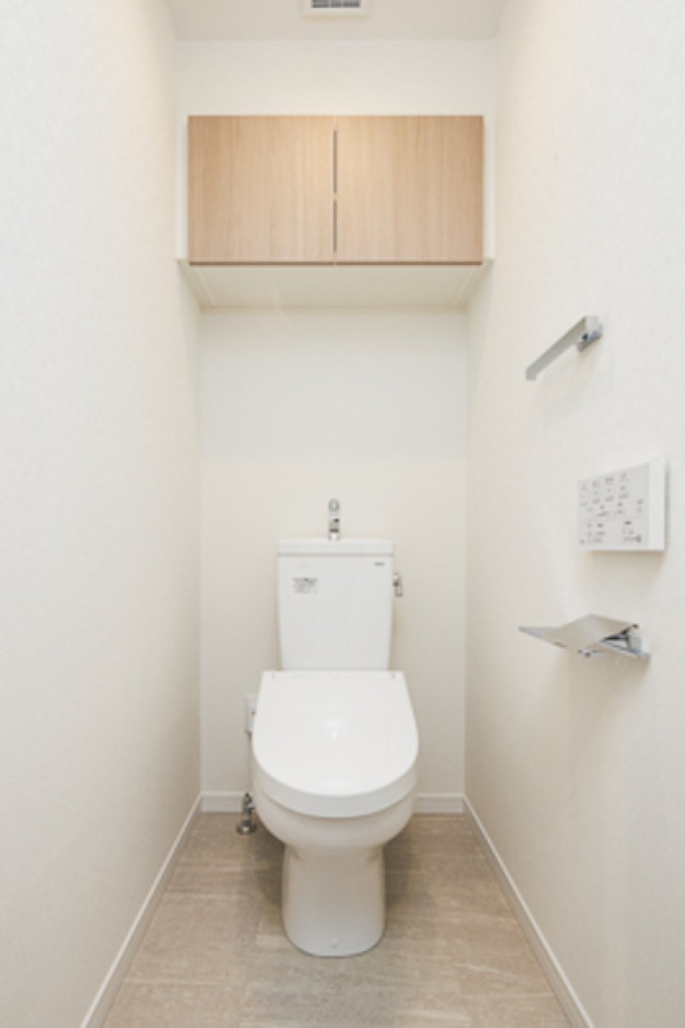 収納棚付きの清潔感のあるトイレになっています。
※写真は同タイプ住戸です。