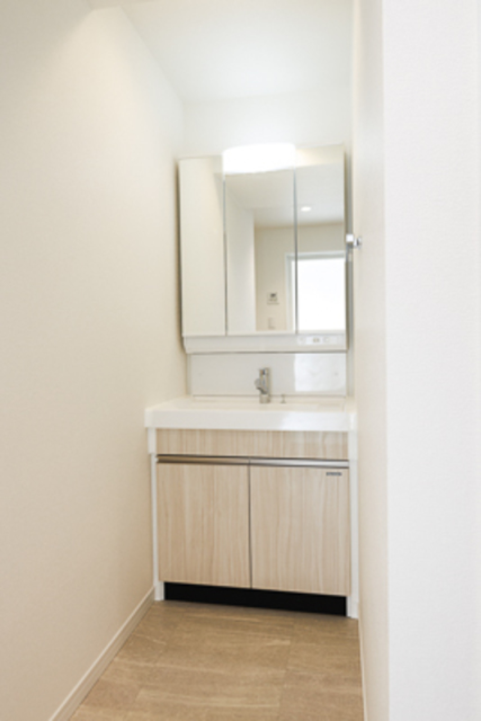 白で統一された洗面台。さわやかな洗面台でさわやかな朝の洗顔を。
※写真は同タイプ住戸です。