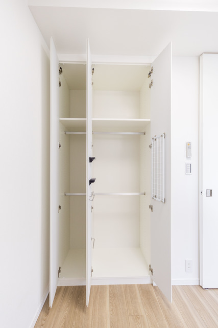 収納を開けた時の様子。※写真は同タイプ住戸です。