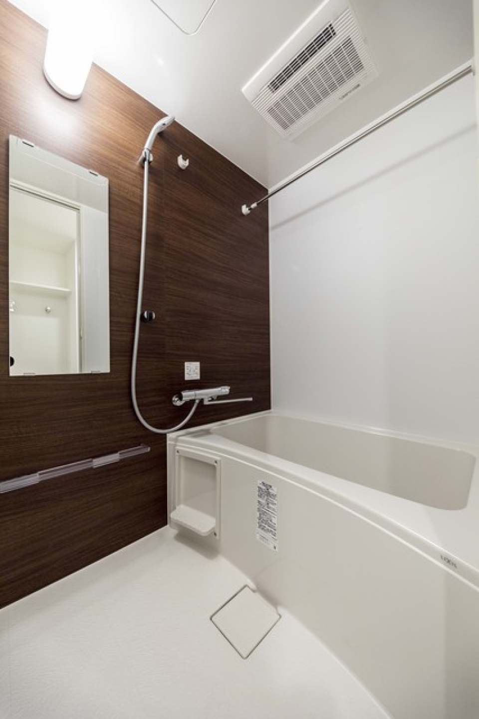 ダークトーンのパネルが導入された浴室です。※写真は同タイプ住戸です。