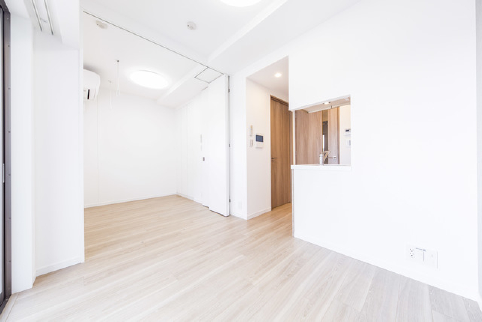 6.0帖のダイニングキッチンと3.5帖の洋室が広がります。※写真は同タイプ住戸です。