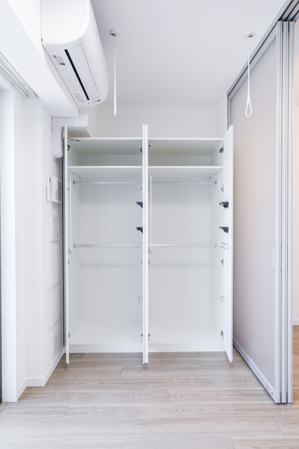 収納を開けた時の様子。※写真は同タイプ住戸です。