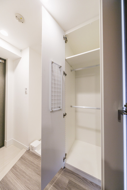 収納を開けた時の様子。※写真は同タイプ住戸です。