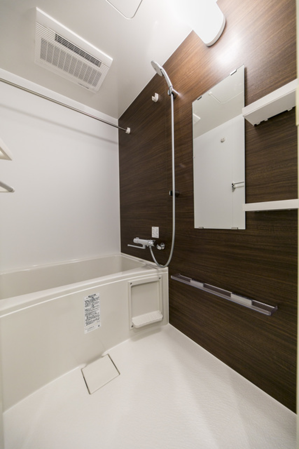 ダークなパネルが導入された浴室です。※写真は同タイプ住戸です。