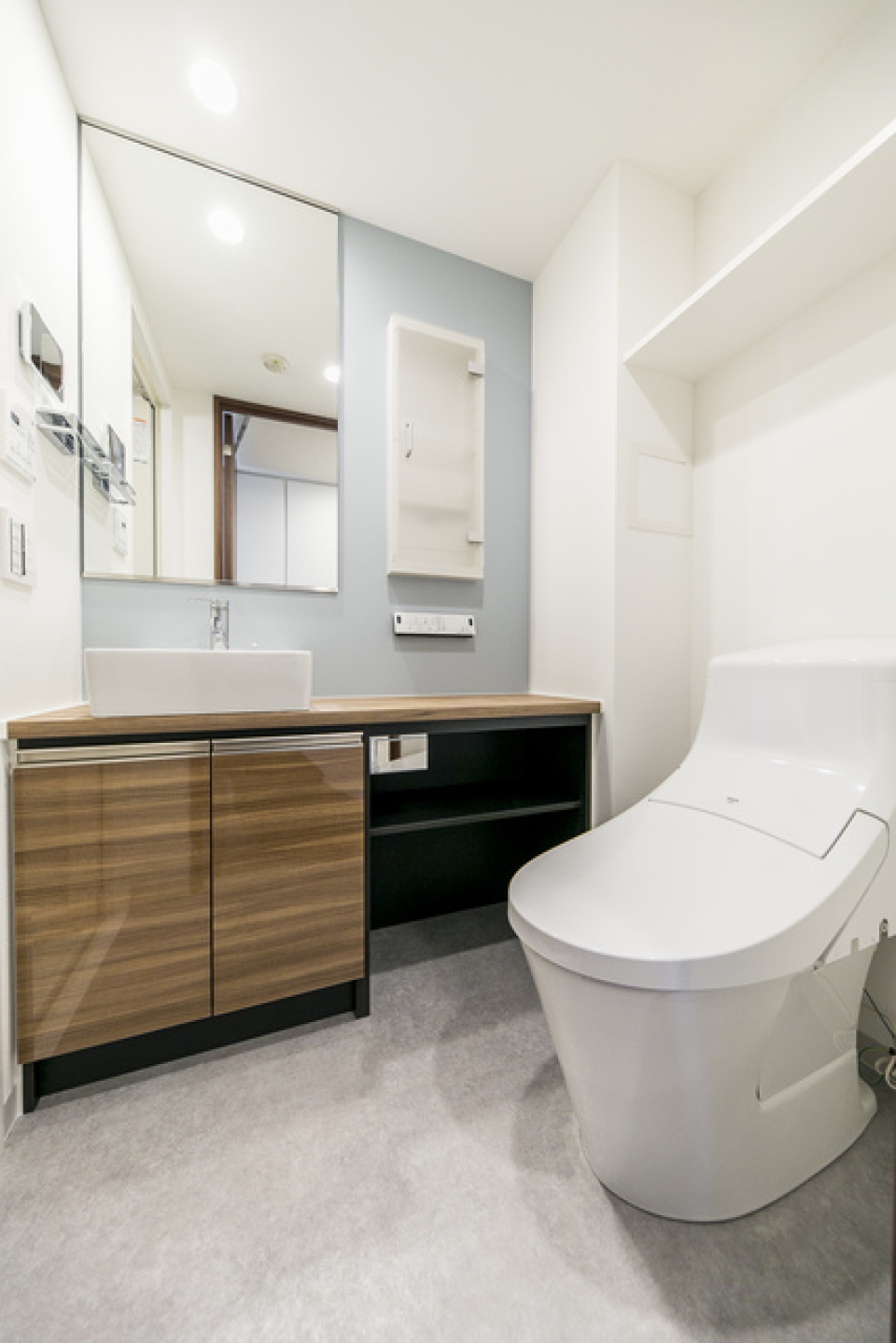 洗面台とトイレはお隣同士です。※写真は同タイプ住戸です。